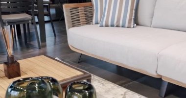 Bahçe mobilyaları, Modern Lüks Villa. Minimalist daire. Açık masa ve bahçe parkı için sandalyeler. Lüks villa için modern sandalyeler, minimalist sandalyeli ve masalı Summer Terrace mobilyaları..