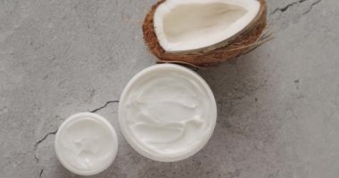 Hindistan cevizi yağlı organik krema, fayans zemininde kavanozdaki deriyi beslemek için. Vücut bakımı için doğal kozmetik ürünü.