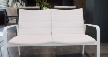 Minimalist sandalyesi ve masası olan beyaz teras mobilyası. Bahçe mobilyaları, Modern Lüks Villa. Minimalist daire. Açık masa ve bahçe parkı için sandalyeler. Lüks villa için modern sandalyeler.