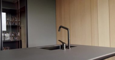 Yeni moda mobilyalarla dolu güzel bir mutfak. Minimalist bir mutfağın içinde. Açık Ahşap Duvar ve Zemin. Modern mutfak ve bar kahverengi sandalyeler minimalist apartmandaki mutfak odasında.