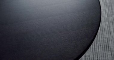 Yemek odasında zarif ve rahat bir ev var. Minimalist yuvarlak siyah masalı modern yemek odası. Modern stil siyah masa.