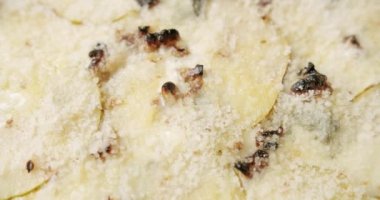 4 peynirli Big Pizza ve armut Lezzetli İtalyan Napoli Pizza Servisi beyaz masa ve malzeme üzerinde. Kamera Uzaklaş. Lezzetli Fast Food. Parmesanlı armut ve Gorgonzola..