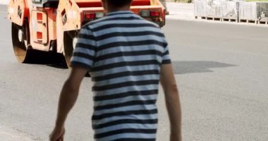 Yol silindirleri yeni bir yolda gidiyor. Yol tamiri. Ağır makineler. Yol inşaatında asfalt kaldırım taşı makinesi. Residential Caddesi 'ndeki Paving Yolu. Asfalt serme.