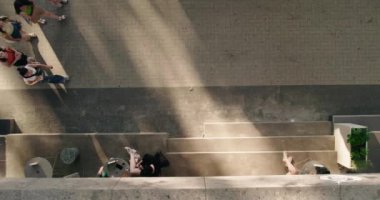 Güneşli yaz gününde şehrin caddesinde yürüyen gençlerin en iyi görüntüsü. Kentsel yaşam konsepti. 