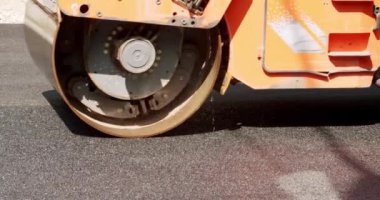 Yol silindirleri yeni bir yolda gidiyor. Yol tamiri. Ağır makineler. Yol inşaatında asfalt kaldırım taşı makinesi. Residential Caddesi 'ndeki Paving Yolu. Asfalt serme.
