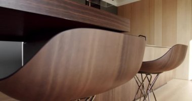 Modern mutfak ve bar kahverengi sandalyeler minimalist dairede mutfak odasında. Mutfağın içi çok şık. Minimalist mutfak odası beyaz renklerde ve yemek alanı da doğal ahşap.