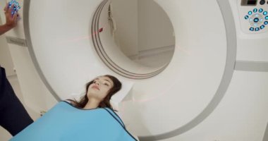 Modern kliniğin laboratuarında kadın hastanın tomografi makinesine girerken çekilen görüntüsü. CT tarama işlemi sırasında kadın.