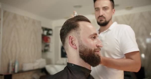 Homem Atraente Está Cortar Cabelo Barbearia Barbeiro Define Cabelo Por — Vídeo de Stock