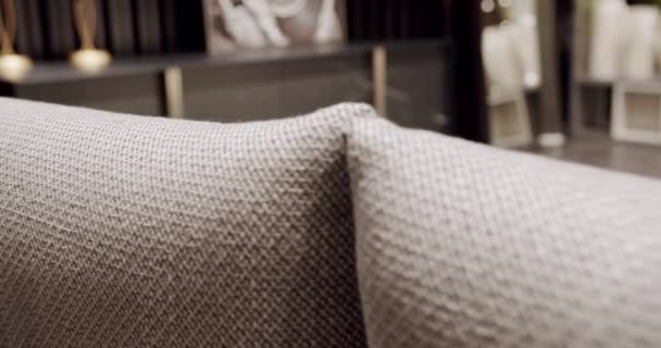 Zamknij Textil Wygodna Sofa Minimalistyczna Szara Beżowa Sofa Nowoczesny Przytulny — Wideo stockowe