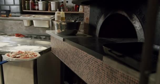 Szef Kuchni Przygotowuje Pizzę Kuchni Restauracyjnej Włoska Neapolitańska Pizza Dużym — Wideo stockowe