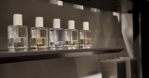 Muchas Botellas Perfume Interior Perfume Habitación Moderna Apartamento Cómodo Venta — Vídeos de Stock