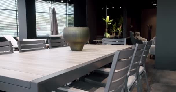 夏季黑色露台家具与简约的椅子和桌子 花园家具 现代豪华别墅 最低限度的公寓 室外餐桌和花园用椅子现代豪华别墅用椅子 — 图库视频影像