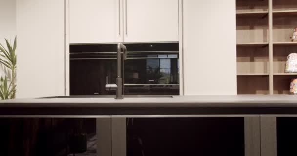 Mobília Madeira Branca Moderna Sala Cozinha Elegante Confortável Minimalista Cozinha — Vídeo de Stock