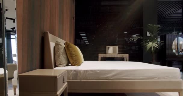 モダンなホテルのベッドルームのインテリアとベッドには枕がたくさんあります インテリアの最小限のスカンジナビアスタイル キングサイズベッド付きのエレガントでシンプルなベッドルーム エレガンスなインテリアデザイン ミニマリストベッドルーム — ストック動画