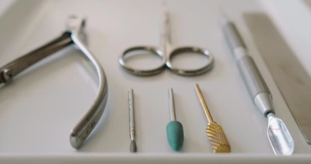 Sterilní Profesionální Nástroje Manikúru Podnose Připravené Pro Ošetření Nehtů Salonu — Stock video