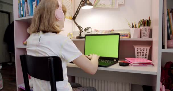 Tiener Meisje Met Behulp Van Laptop Thuis Glimlachen Dan Notities — Stockvideo
