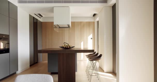 漂亮的厨房内部与新的时尚家具 现代厨房 有简约的餐桌 家庭内部概念 白色的带有天然木料用餐区的简约厨房 — 图库视频影像