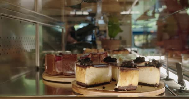 Κοντινό Πλάνο Για Κέικ Βιτρίνα Διαφορετικά Επιδόρπια Στο Καφέ Cheesecake — Αρχείο Βίντεο