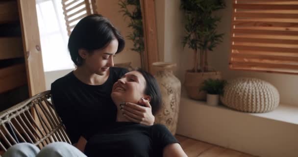 Pareja Lgbt Lesbianas Casa Abrazaros Abrazaros Amor Beso Orgullo Concepto — Vídeos de Stock