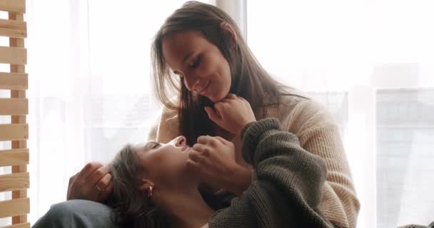 Mira Cerca Cara Mira Los Ojos Enamorados Lgbt Lesbianas Casa — Vídeos de Stock