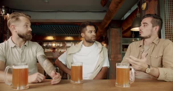 Collèges Masculins Bonne Humeur Boire Bière Pression Détendre Les Jeunes — Video