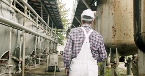 Výrobce Mužského Vína Kontroluje Kvalitu Destilace Nápojů Interiéru Koncepce Výroby — Stock video