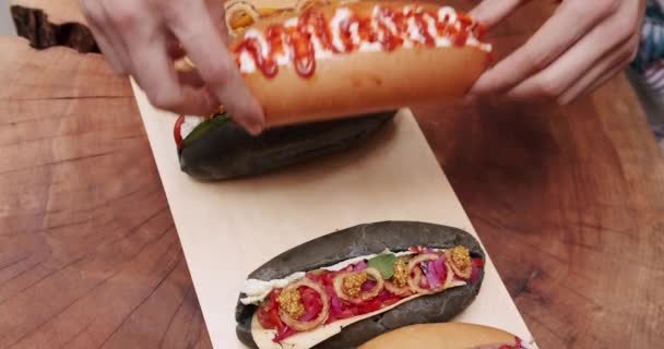 Muchos Perritos Calientes Parrilla Bollos Con Mostaza Salsa Tomate Ensalada — Vídeo de stock