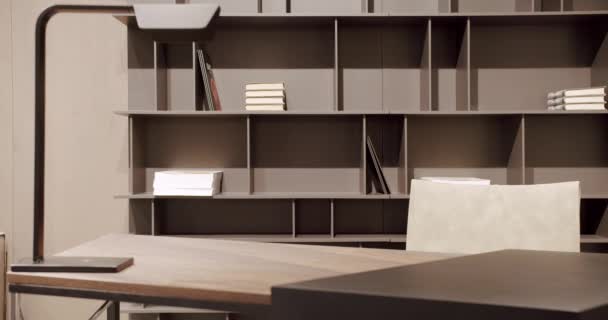 Bruine Tafel Voor Werk Met Moderne Lamp Planken Met Huisspullen — Stockvideo