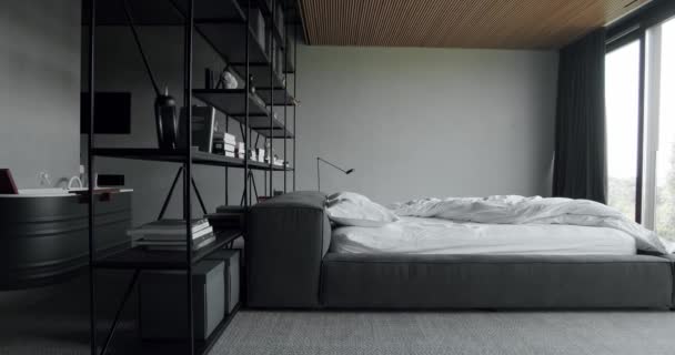 黒と白のインテリアデザイン ミニマリストベッドルーム モダンなベッドルームのインテリアとベッドには枕がたくさんあります インテリアの最小限のスカンジナビアスタイル 家具付きモダンなベッドルーム — ストック動画