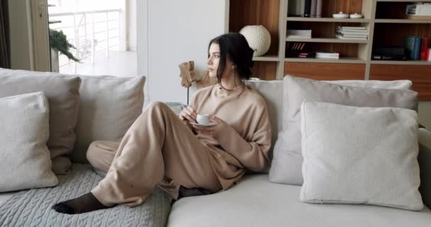 Piękna Młoda Kobieta Pije Kawę Herbatę Salonie Domu Zdrowa Spokojna — Wideo stockowe