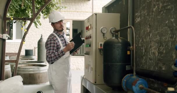 Mannelijke Wijnmaker Die Kwaliteit Van Distillatie Van Dranken Binnen Controleert — Stockvideo