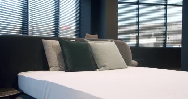 Dormitorio Moderno Interior Cama Con Muchas Almohadas Minimalista Estilo Escandinavo — Vídeo de stock