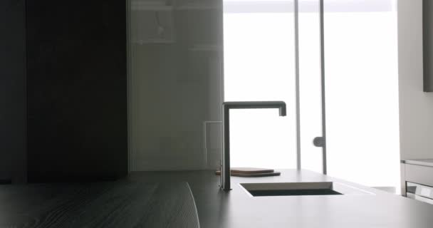 リアルアパートメントモダンキッチンルーム モダンな椅子付きのダイニングテーブル付きのミニマリスト家具 現代のChrome Faucet 新しい家だ 本物の高級デザインインテリア ネオクラシックスタイルと居心地の良いインテリア — ストック動画