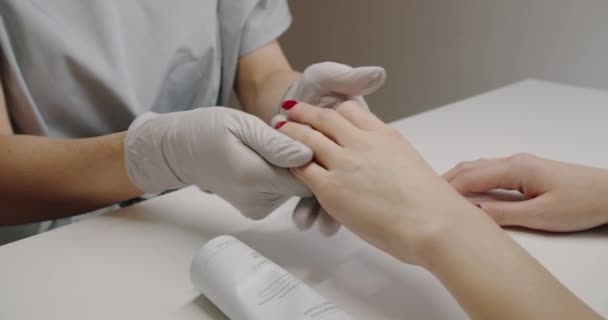 Closeup Vrouw Manicure Doen Massage Voor Klant Handen Het Aanbrengen — Stockvideo