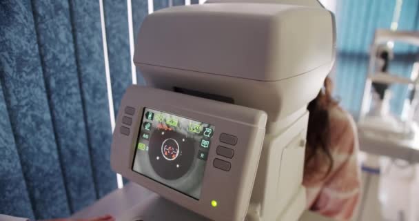 Oogheelkundige Controle Van Het Gezichtsvermogen Van Patiënten Met Refractometer Kliniek — Stockvideo