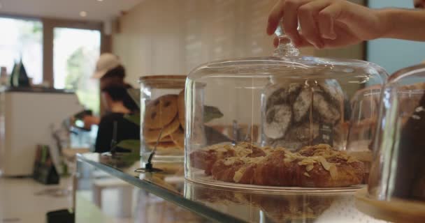 Sælger Hånd Sætte Frisk Croissant Kage Fad Med Glas Låg – Stock-video
