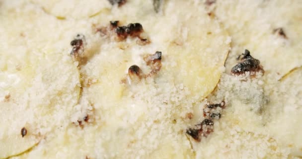 치즈가 피자와 맛있는 이탈리아 나폴리 식품군 재료로 제공되는 음식을 수있다 — 비디오