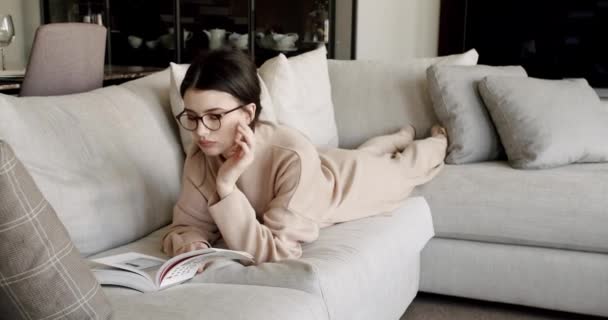 Spokojne Millenium Kobieta Relaks Siedzi Wygodne Przytulne Lektury Ciekawej Książki — Wideo stockowe