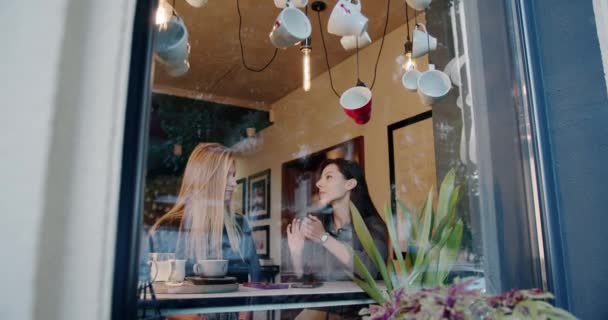Prietene Fericite Vorbind Cafenea Poza Mână Unei Tinere Femei Gesticulând — Videoclip de stoc