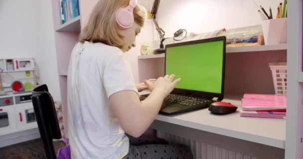 十几岁的女孩在家里用带有绿色屏幕的笔记本电脑学习 在检疫全球的大头牛流行病 自由连接慢动作 — 图库视频影像