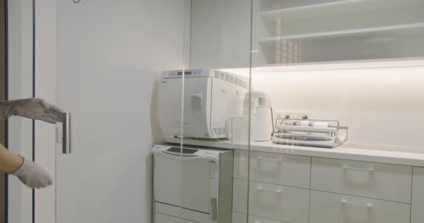 Manikürcü Asistanı Sterilizasyon Odasında Manikür Aletlerini Güzellik Salonunda Tıbbi Malzemelerle — Stok video