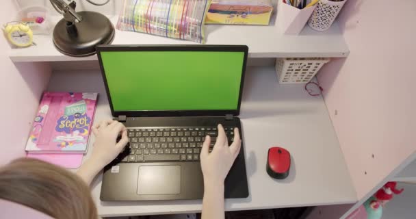Dospívající Dívka Studující Doma Notebooku Zelenou Obrazovkou Doma Karanténě Globální — Stock video