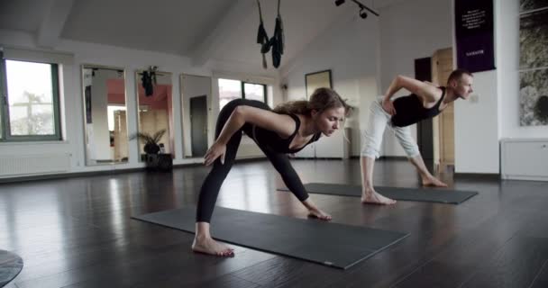 Jóvenes Deportistas Atractivos Practicando Clases Yoga Con Instructor Hombre Mujer — Vídeo de stock