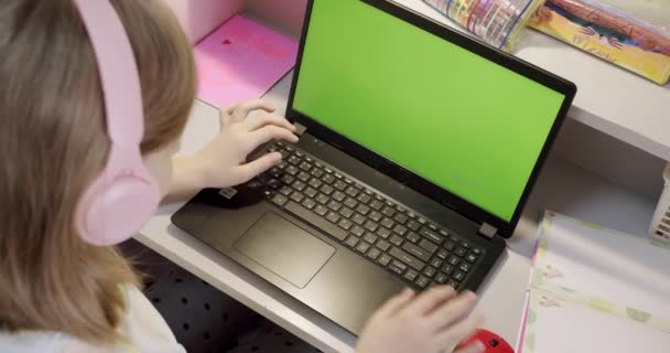 Дівчина Підліток Навчається Вдома Портативному Комп Ютері Зеленим Екраном Вдома — стокове відео