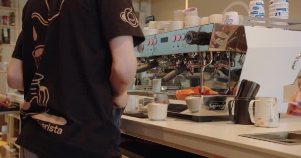 Achteraanzicht Jonge Barista Man Bereiden Verse Latte Versieren Schuim Serveren — Stockvideo