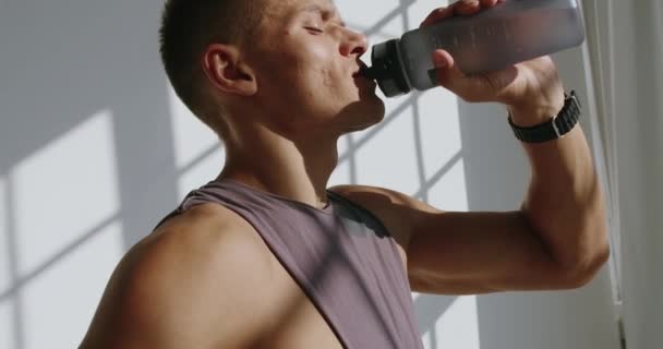 Спортивний Чоловік Втомився Від Тренувань Взявши Перерву Випивши Воду Пляшки — стокове відео