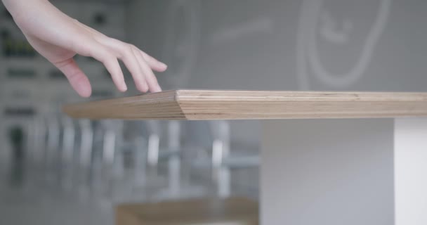 Zbliżenie Drewniany Stół Kawiarni Kobieta Stukając Palcami Powierzchni Kobieta Opuścić — Wideo stockowe