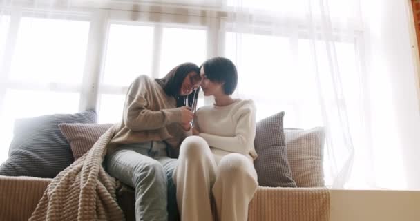 Duas Jovens Lésbicas Apaixonadas Sentadas Sofá Abraçando Mãos Dadas Bonito — Vídeo de Stock