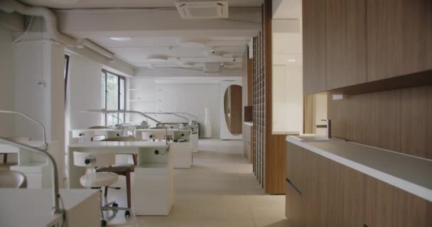 Tafels Stoelen Lamp Apparatuur Manicure Studio Met Modern Interieur Luxe — Stockvideo