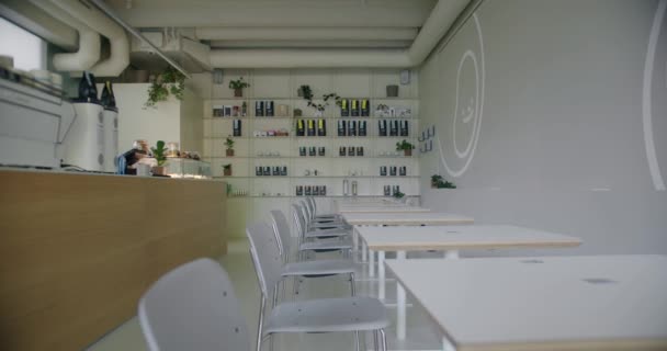 Cafetería Con Interior Moderno Tonos Claros Mesas Sillas Confort Mostrador — Vídeo de stock